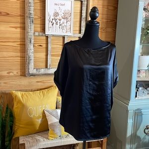 Unbranded blouse… beautiful says size 2 x but fits more like xl